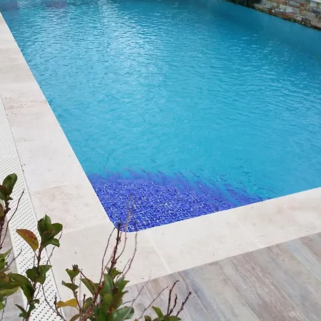 Datimbi Avec Piscine Бандоль