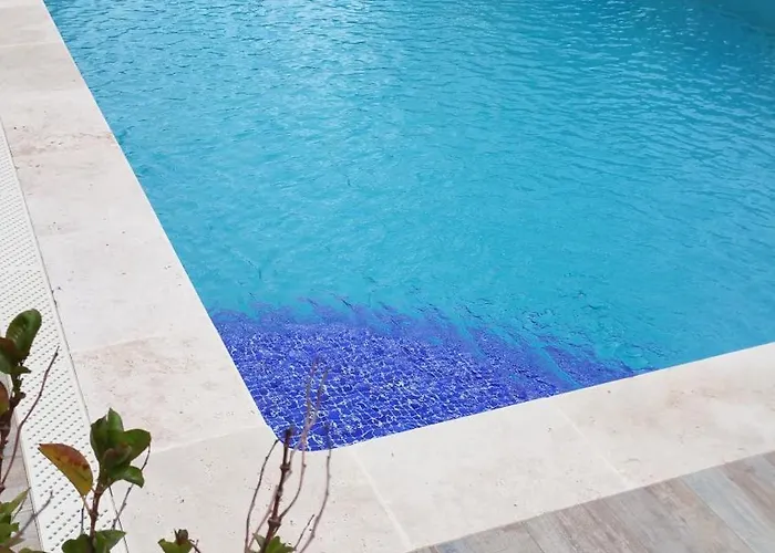 Datimbi Avec Piscine Бандоль